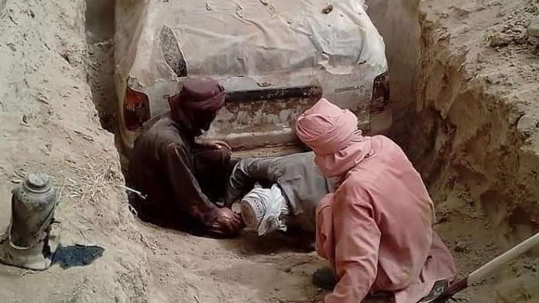 ماشین ملا محمد عمر پس از ٢١ سال از زیر خاک بیرون آورده شد